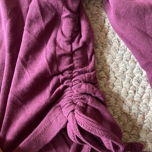 UO magenta long sleeve with side ruching detail, size M - Picture 2 of 4